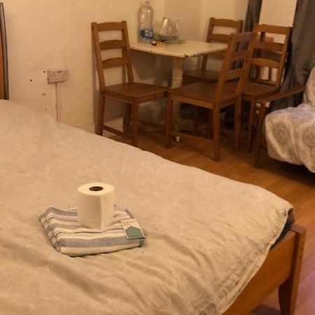Private Rooms In 3 Bedroom Flat!! London Exterior foto