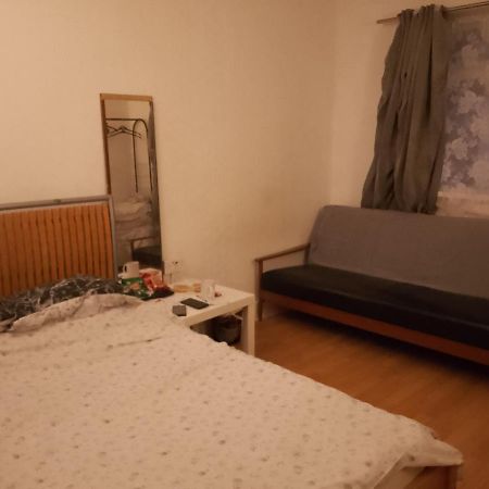 Private Rooms In 3 Bedroom Flat!! London Exterior foto