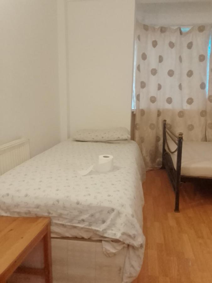 Private Rooms In 3 Bedroom Flat!! London Exterior foto