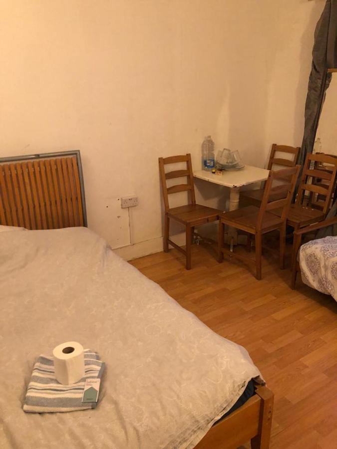 Private Rooms In 3 Bedroom Flat!! London Exterior foto