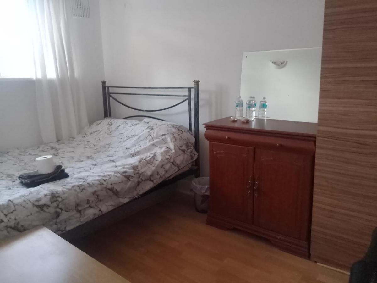 Private Rooms In 3 Bedroom Flat!! London Exterior foto