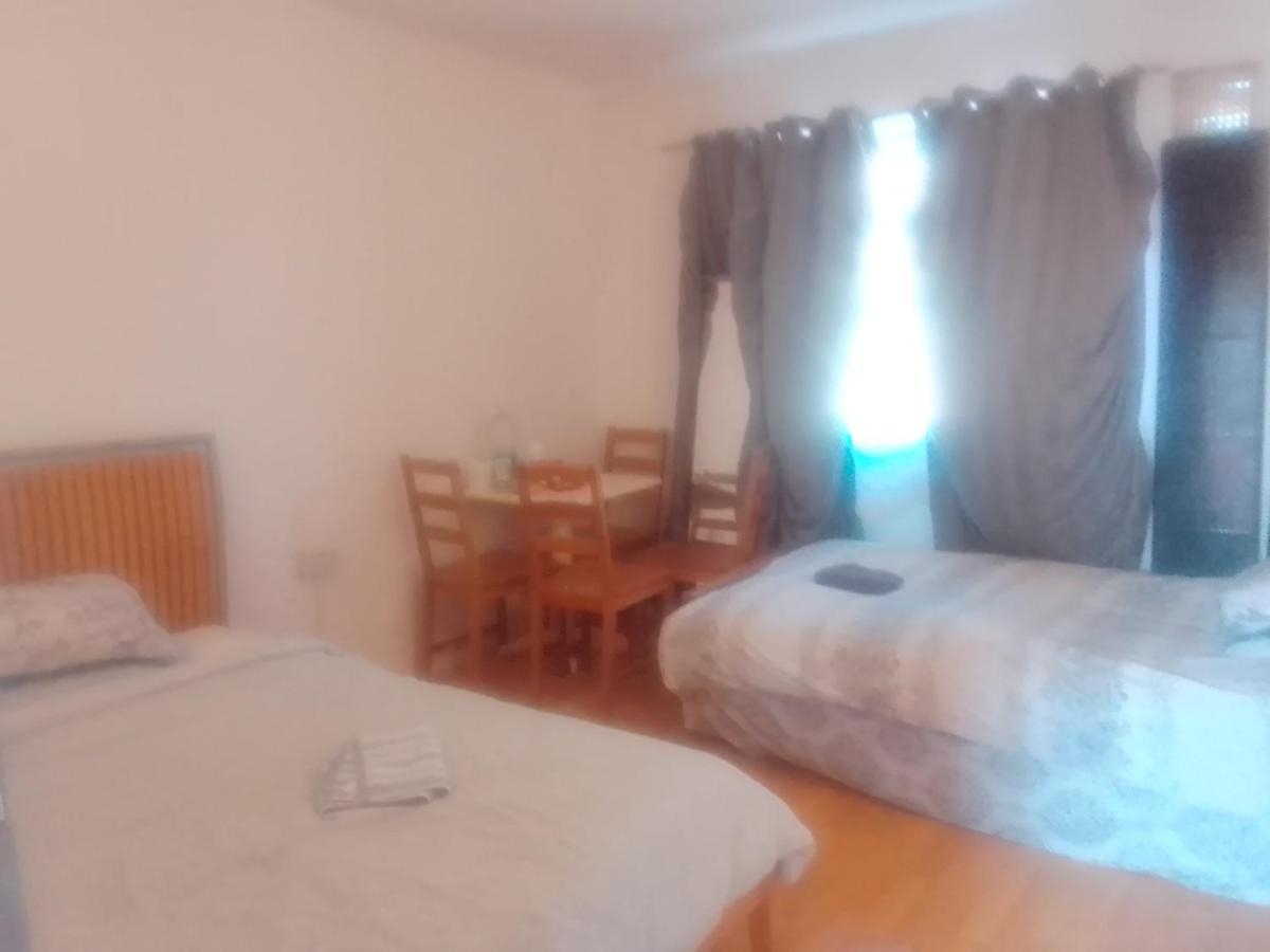Private Rooms In 3 Bedroom Flat!! London Exterior foto