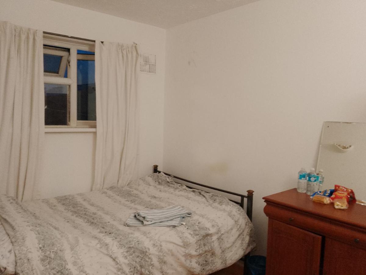 Private Rooms In 3 Bedroom Flat!! London Exterior foto