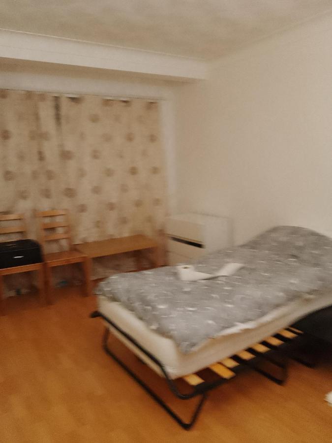 Private Rooms In 3 Bedroom Flat!! London Exterior foto