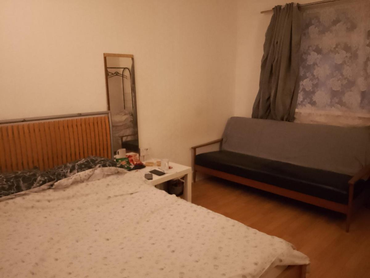 Private Rooms In 3 Bedroom Flat!! London Exterior foto