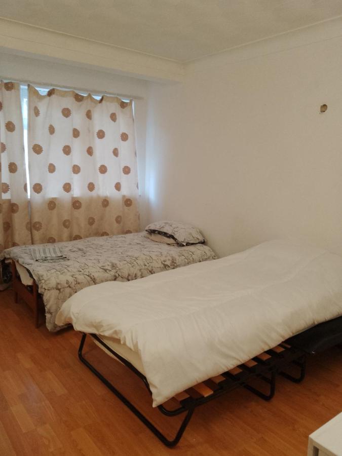 Private Rooms In 3 Bedroom Flat!! London Exterior foto
