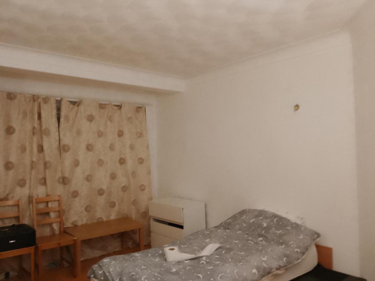Private Rooms In 3 Bedroom Flat!! London Exterior foto