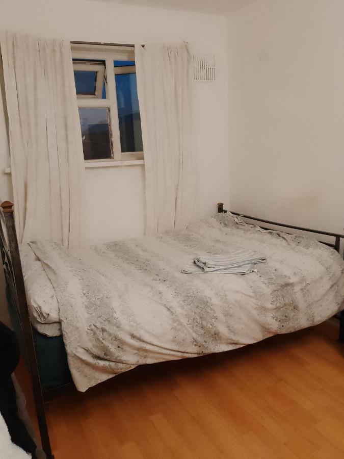 Private Rooms In 3 Bedroom Flat!! London Exterior foto