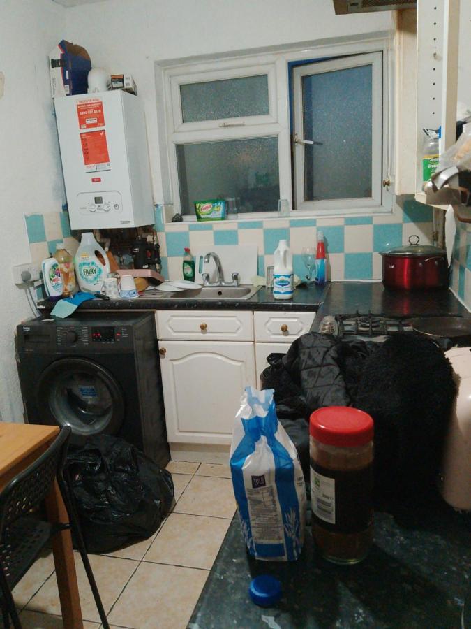 Private Rooms In 3 Bedroom Flat!! London Exterior foto